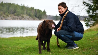 Birgitta Lindholm och hunden Bamse på stugan i Barösund.