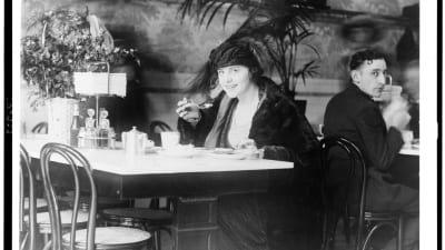 Ensam kvinna på restaurang, foto taget 1909.