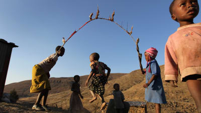 Barn hoppar hopprep i Lesotho