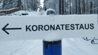 Koronatestauksesta kertova kyltti Jyväskylän Harjun urheilukentän takana. 