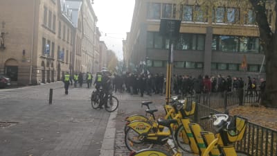 Nordiska motståndsrörelsen marscherar vid Inrikesministeriet i Helsingfors.