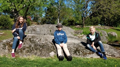 Siri Stenius, Isak Meriläinen och Theo Zilliacus i en park.