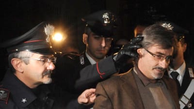 Camorraledaren Luigi Esposito grips av polisen i Neapel den 7 november 2009.