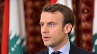 Centerpolitikern Emmanue Macron är nu förhandsfavorit i det franska presidentvalet. Han tippas nå den andra omgången i maj tillsammans med ytterhögerledaren Marine Le Pen