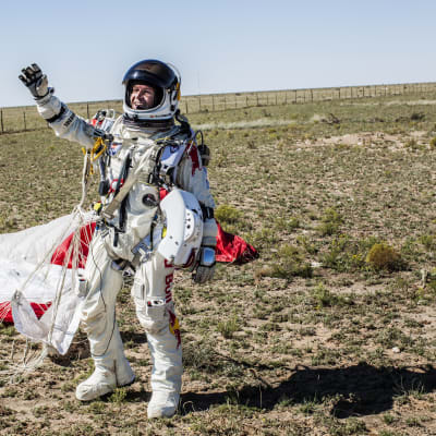 Felix Baumgartner firar det lyckade hoppet