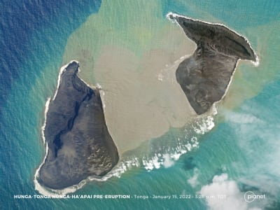 En satellitbild av två öar.