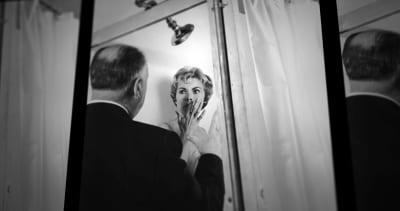  Alfred Hitchcock och Janet Leigh övar för inspelning av Psycho-filmens duschscen.