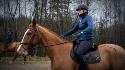 Jenna Laukkanen rider på en häst.