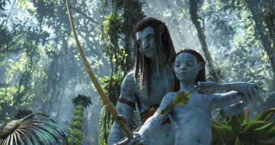 Två blåa avatarer - far och son - spänner en pilbåge i djungelmiljö.