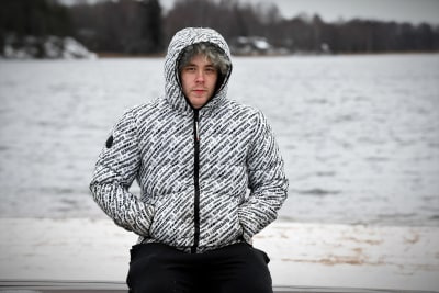 Bowlaren Santtu Tahvanainen på stranden i Ylöjärvi.