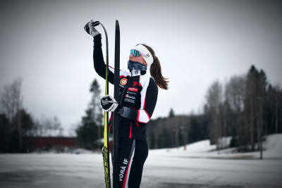 Alva Thors på skidträningar.