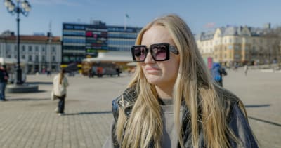 Kvinna med solglasögon på Åbo torg.