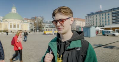 Ung man med grön rock.
