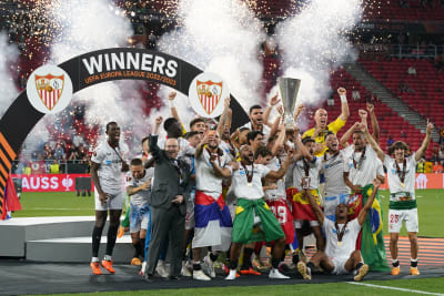 Spelare i Sevilla firar.