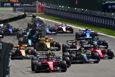 F1-bilar på banan.
