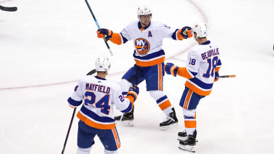Josh Bailey jublar med lagkamraterna.