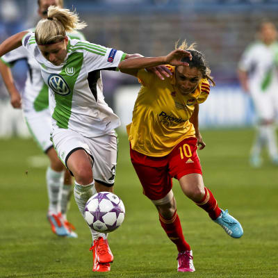 Lena Gössling och Marta i kamp om bollen.