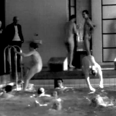 Kansanedustajia uima-altaassa (1948).