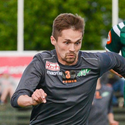 Stanislav Efimov driver med bollen framför Santeri Mäkinen och Harri Heiermann.