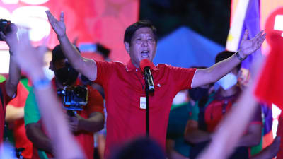 Ferdinand "Bongbong" Marcos jr. håller valtal inför presidentvalet i Filippinerna.
