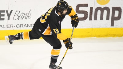 Nicholas Halloran laukoo Colorado Collegen paidassa. 