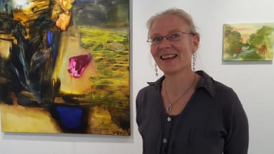Margareta von Bonsdorff framför sin målning Min längtans blå anemone på Galleri Bronda 2016.