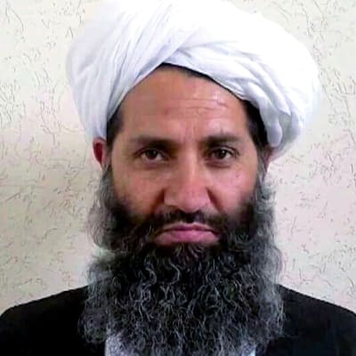 Bild av den skäggige mulla Haibatullah Akhundzada, Talibanernas högsta ledare