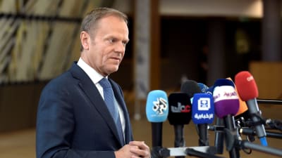 Donald Tusk talar till medier strax före EU-toppmötet i Bryssel på lördagen 29.4.2017.