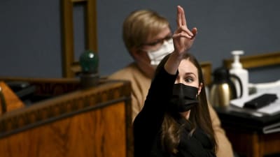 Statsminister Sanna Marin bombarderades med frågor från oppositionen under årets första frågestund 