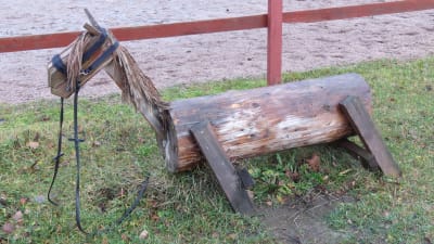 En häst gjord av en stock och träbrädor. 