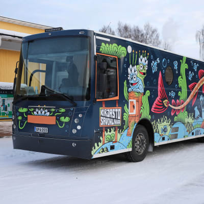 Savonlinnan kirjastoauto Nojanmaan koulun pihassa joulukuussa 2022.