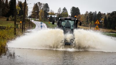 Traktor på översvämmad väg