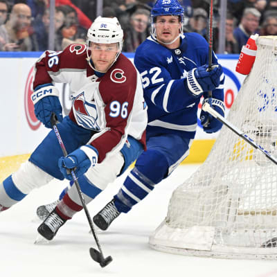 Mikko Rantanen på spårng med pucken bakom Toronto-målet.