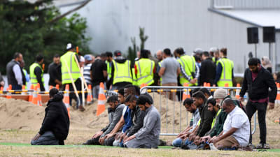 Sörjande ber under begravningen av Haji Mohammed Daoud Nabi som dödades i masskjutningen i Christchurch