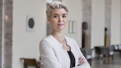 Susanna Koski valtiosalissa eduskunnassa.