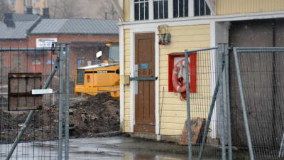 Stängsel runt en byggnad där det byggs.
