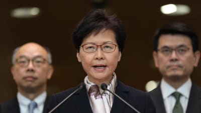 Hongkongs ledare Carrie Lam befinner sig under enormt tryck både från Kina och sina egna landsmän