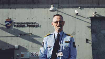 Jan Strømnes står framför huvudingången till Halden fengsel i Norge.