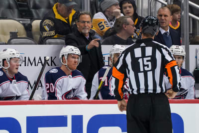 John Tortorella snackar med domaren.