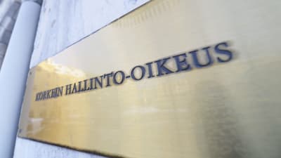 Bild på skylt där det står "Högsta forvaltningsdomstolen" på finska.