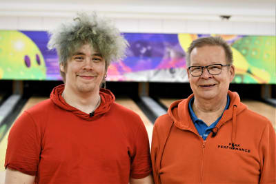 Bowlaren Santtu Tahvanainen och hans morfar Kyösti Tahvanainen.