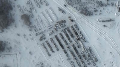 Suuri joukko sotilasajoneuvoja lumisessa maastossa satelliittikuvassa.