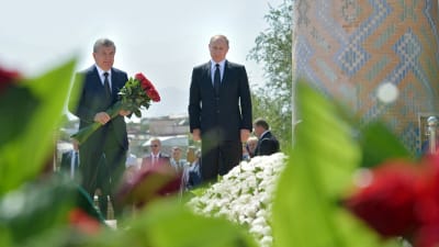 Shavkat Mirzijajev (tv) lade en krans den här veckan tillsammans med Rysslands president Vladimir Putin för att hedra den avlidne, långvarige presidenten Islam Karimov