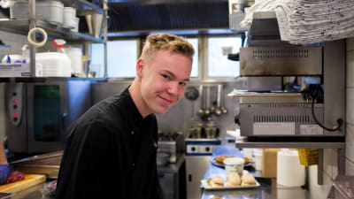 Ville Henriksson jobbar som kock i Mariehamn för andra sommaren i rad. Han säger att det finns gott om sommarjobb på Åland bara man vågar ta första steget och ta kontakt med företag.