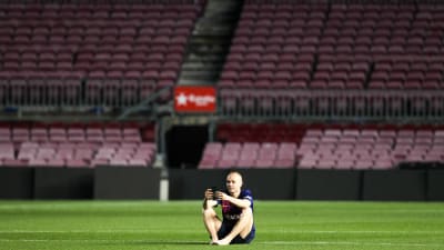 Andrés Iniesta sitter ensam kvar på Camp Nou långt efter att matchen tagit slut.