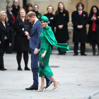 Prinssi Harry kävelee rinnallaan herttuatar Meghan.