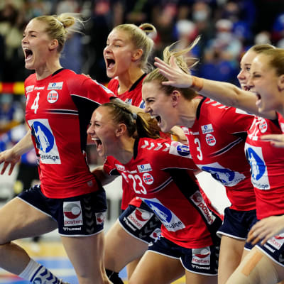 Norges handbollsdamer vrålar av glädje.
