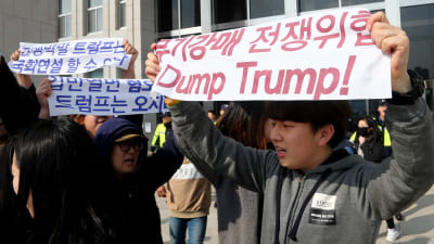 Över 5000 sydkoreaner protesterade mot Trumps besök i centrum av Seoul på söndagen 