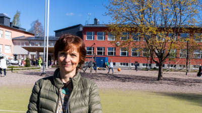 Rektor Anne Smolander ute på skolgården.