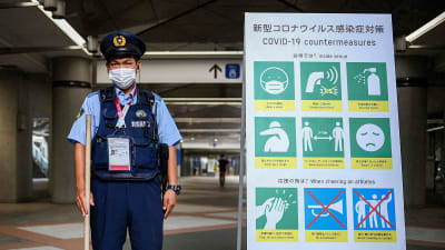 Poliisi partioimassa mediakeskuksen sisäänkäyntiä Tokion olympialaisissa.